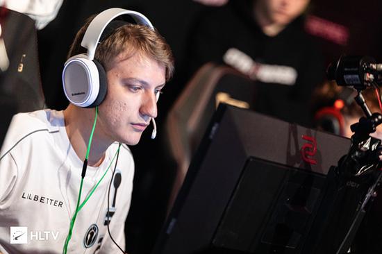 华硕NUC 16 Pro引领AI时代迷你主机新潮流